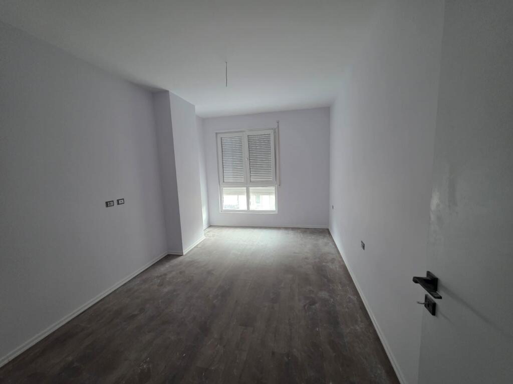 Jepet me qira 2+1 BOSH TE RRUGA 5 MAJI 450 mije leke