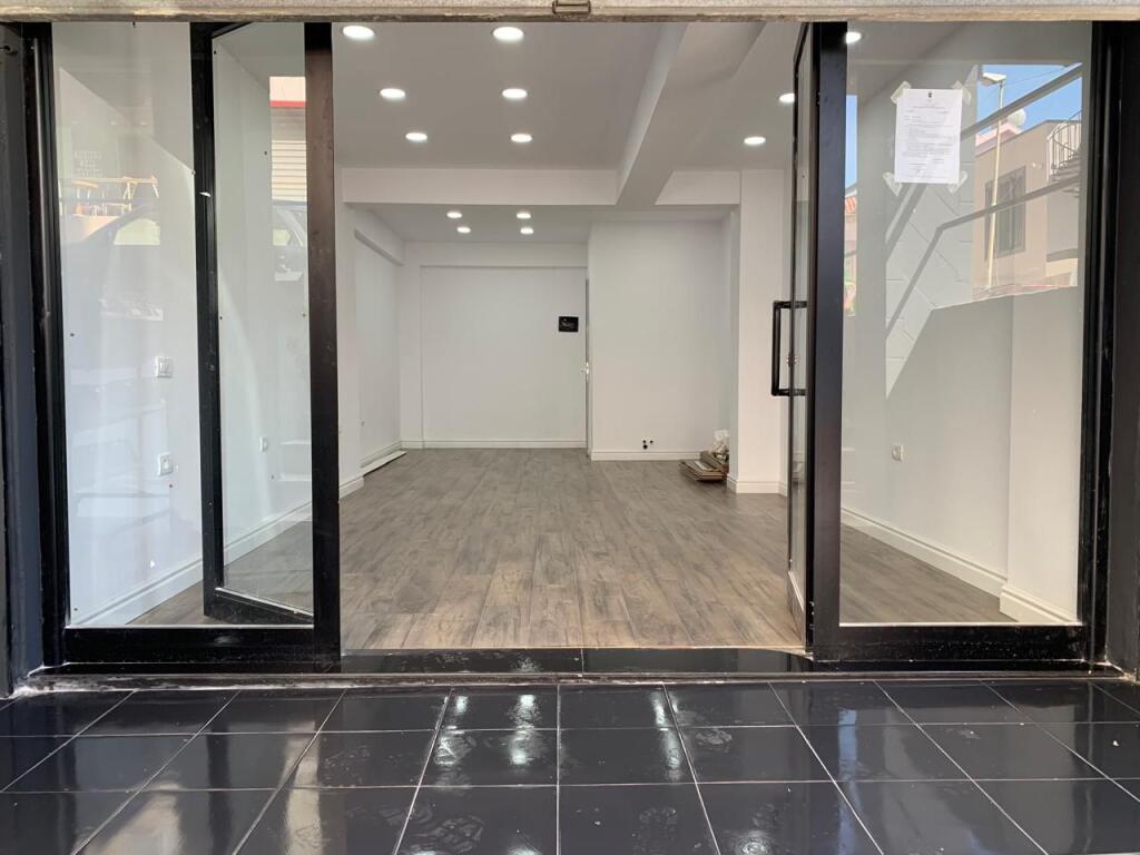 🏪 Shitet Dyqan buzë rruge – Laprakë 📍 Pallatet e Arabit