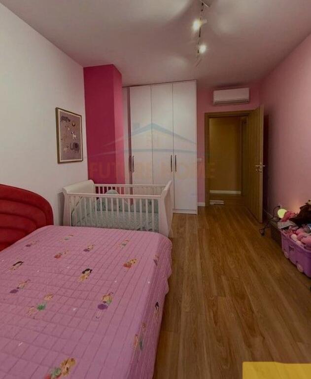 Shitet, Apartament 2+1+2, Rruga e Barrikadave, Tiranë