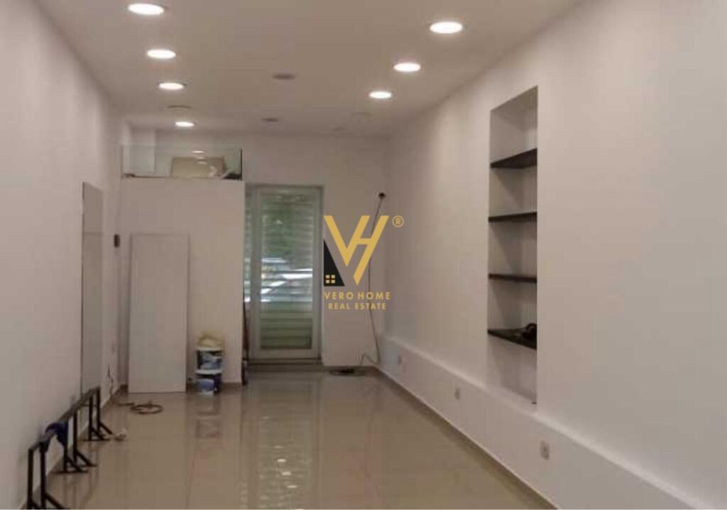 NEGOZIO IN VENDITA 30 M2 A KOMUNA E PARISIT 120.000 EURO