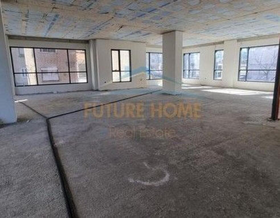 Qira, Ambient+2 Poste Parkimi, Rruga Hoxha Tahsim