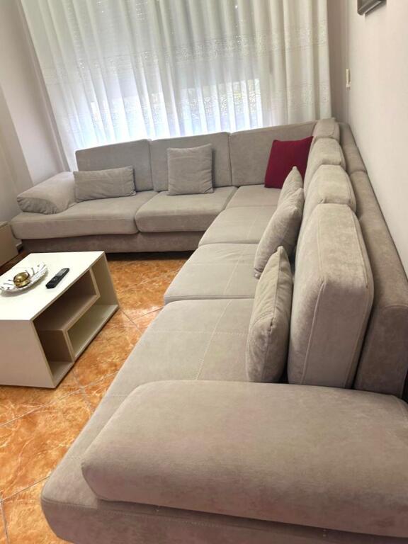 Jepet me qera apartament 2+1 tek bulevardi i ri