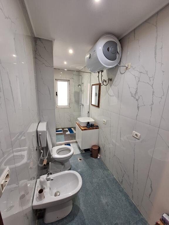 Apartament 1+1 per qira  Kat i pare banim, pallat ekzistues i investuar 50m2 Uje dhe drita te perfshira ne cmim 700€/muaj