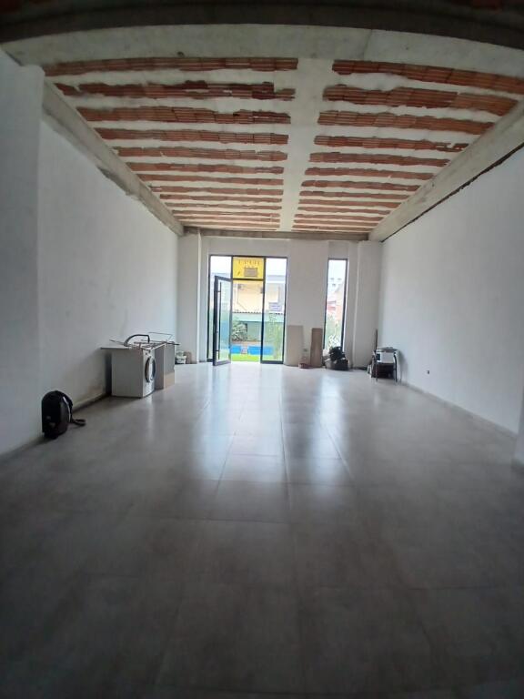 Jepet me qera dyqan tek Kompleksi Gener 2 i Ri,Perballe Burgut