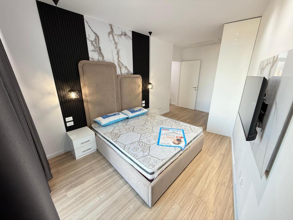 📣 QERA SUPER Apartament 2+1 Me Parking 📍 Lake View Residence , Liqeni Artificial ✨   🏢 Ndertim i Ri  🪜 Kati 1 (Me 2 Ashensor)  🛋️ Arreuar Ne Menyre Bashkekohore Me Arkitekt   💶 Cmimi 1.300 Euro