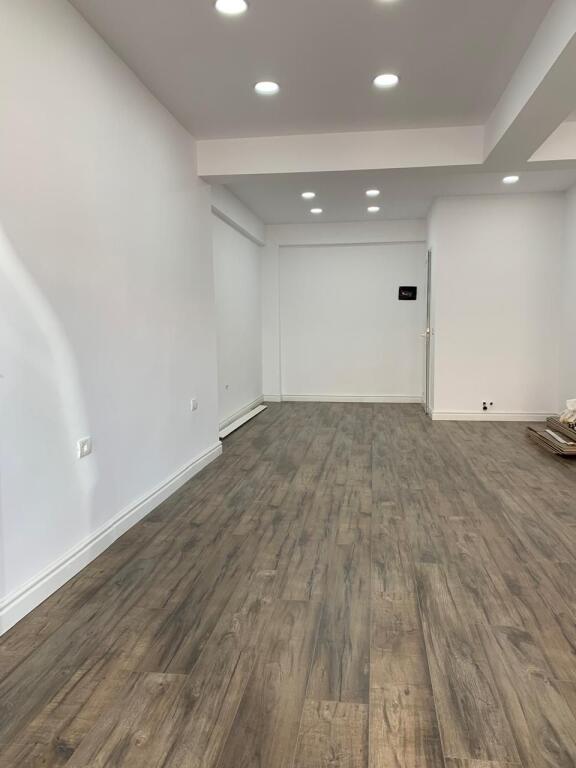 🏪 Shitet Dyqan buzë rruge – Laprakë 📍 Pallatet e Arabit