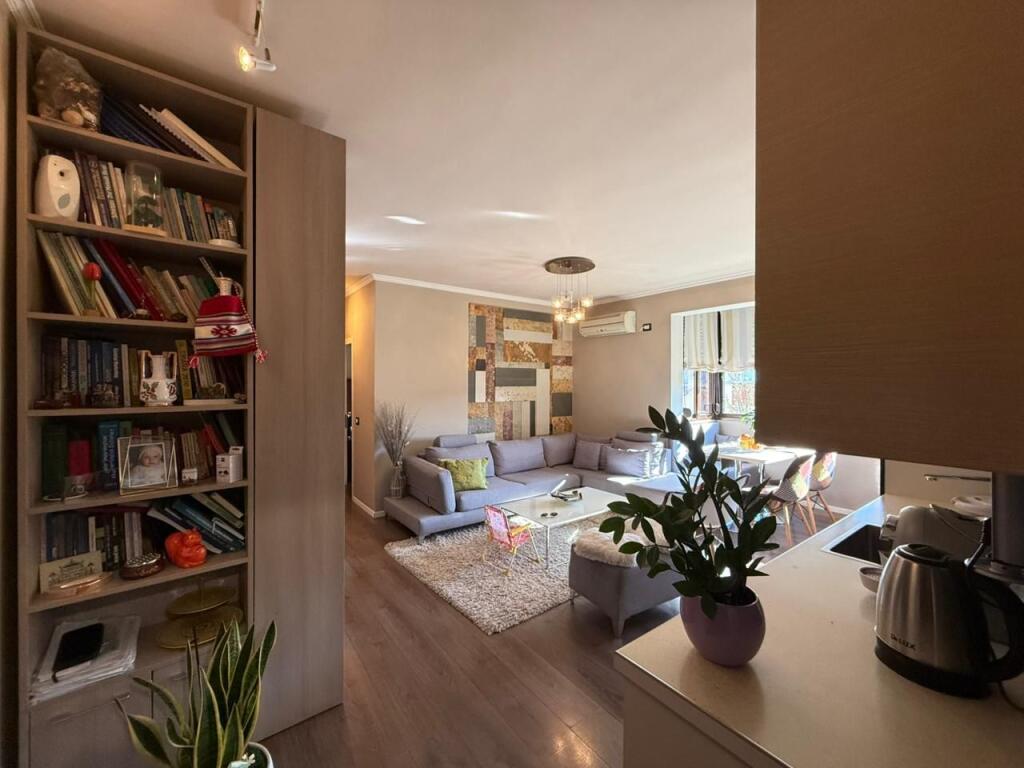 Shitet Apartament 2+1 i mobiluar – 80 m² Te Fusha e Aviacionit 149.990 €0