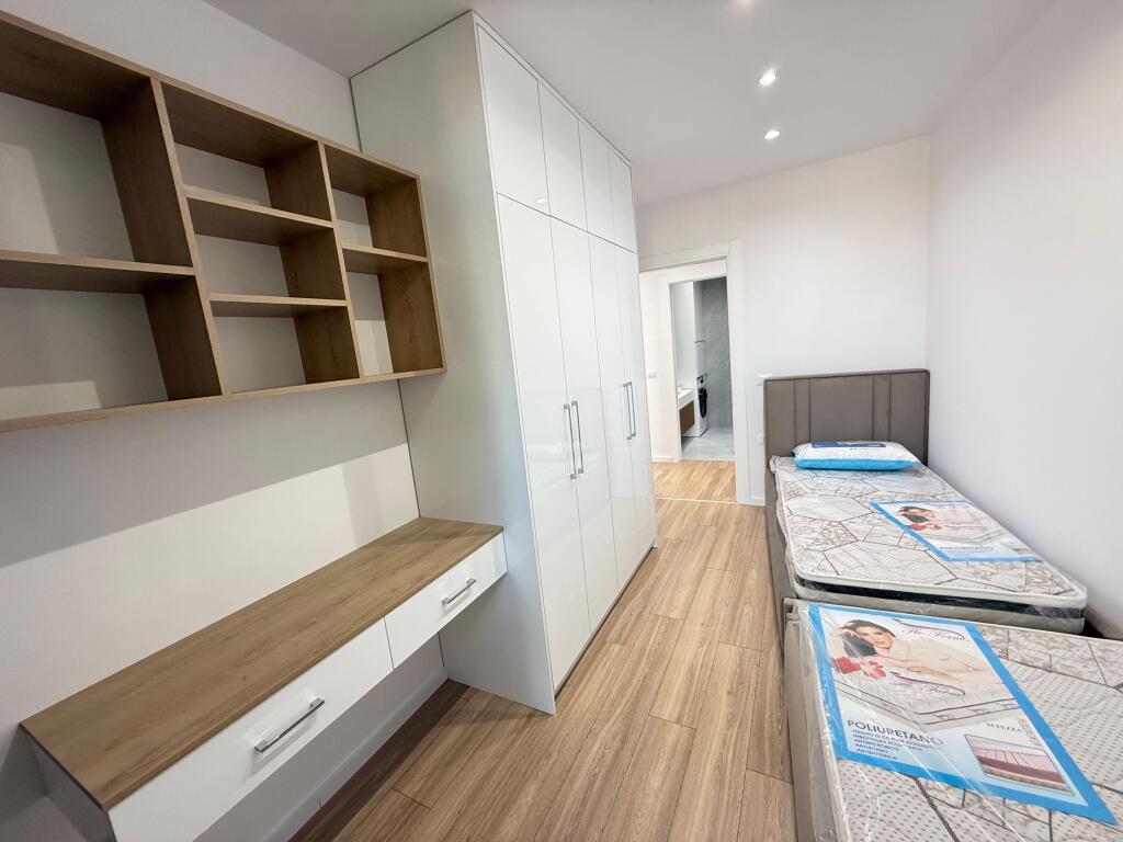 📣 QERA SUPER Apartament 2+1 Me Parking 📍 Lake View Residence , Liqeni Artificial ✨   🏢 Ndertim i Ri  🪜 Kati 1 (Me 2 Ashensor)  🛋️ Arreuar Ne Menyre Bashkekohore Me Arkitekt   💶 Cmimi 1.300 Euro