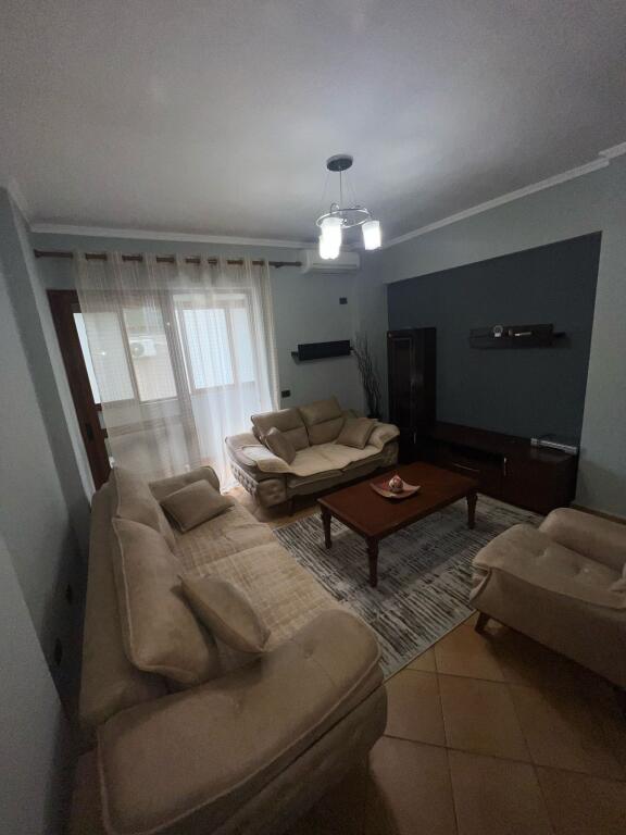 Jepet me qira apartament 3+1 te Komuna e Parisit!