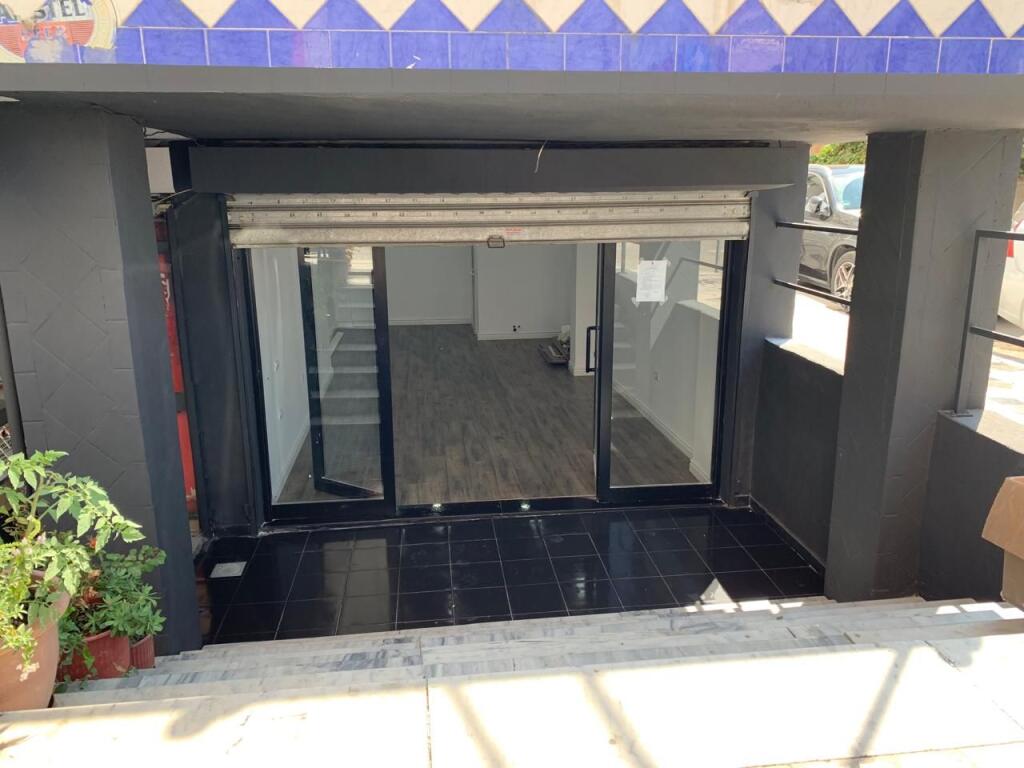 🏪 Shitet Dyqan buzë rruge – Laprakë 📍 Pallatet e Arabit