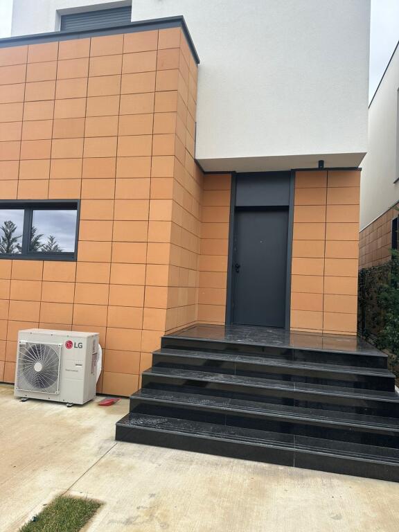 🏡 JEPET ME QIRA VILE 3+1+3 prane TEG me Pishine