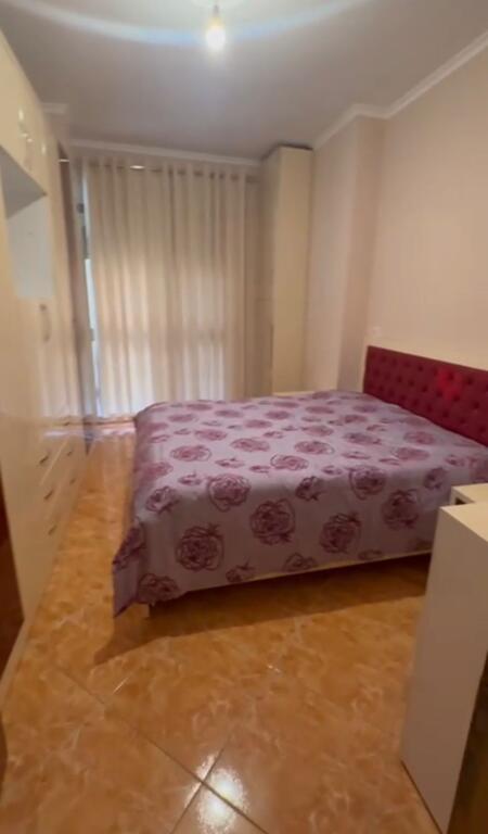 Jepet me qera apartament 2+1 tek bulevardi i ri