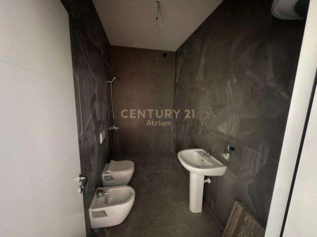 SHITET APARTAMENT 1 + 1 TEK EMERALD CENTER RRUGA 5 MAJI ! 185,000 €