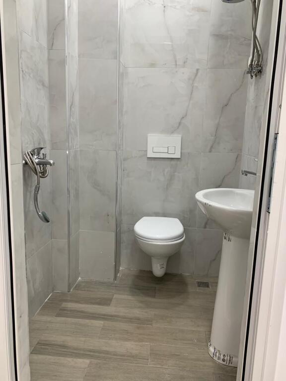 🏪 Shitet Dyqan buzë rruge – Laprakë 📍 Pallatet e Arabit