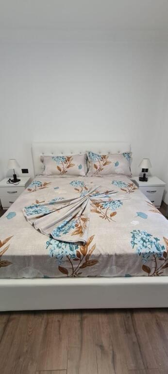 Ne zonen e 5 Majit,pas Concord Center  jepet me qera, ne katin e II-te te nje vile 1+1, e mobiluar 35,000Leke