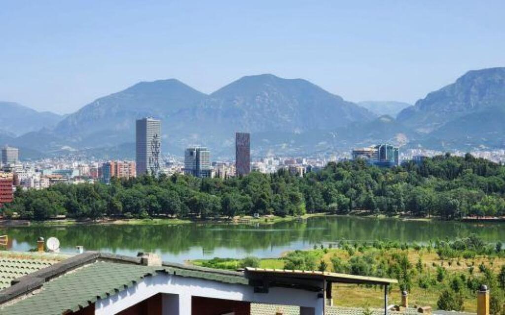 Shitet Apartament 3+1 në rrugën Peti