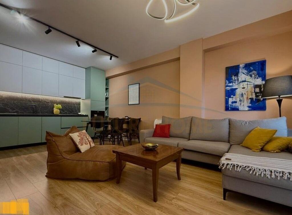 Shitet, Apartament 2+1+2, Rruga e Barrikadave, Tiranë