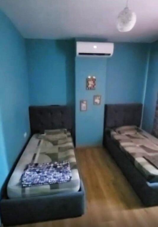 🏢Pak minuta larg Kopshtit Botanik,Rr.Selita e Vjeter jepet me qera apartament 3+1,i mobiluar.50,000Leke
