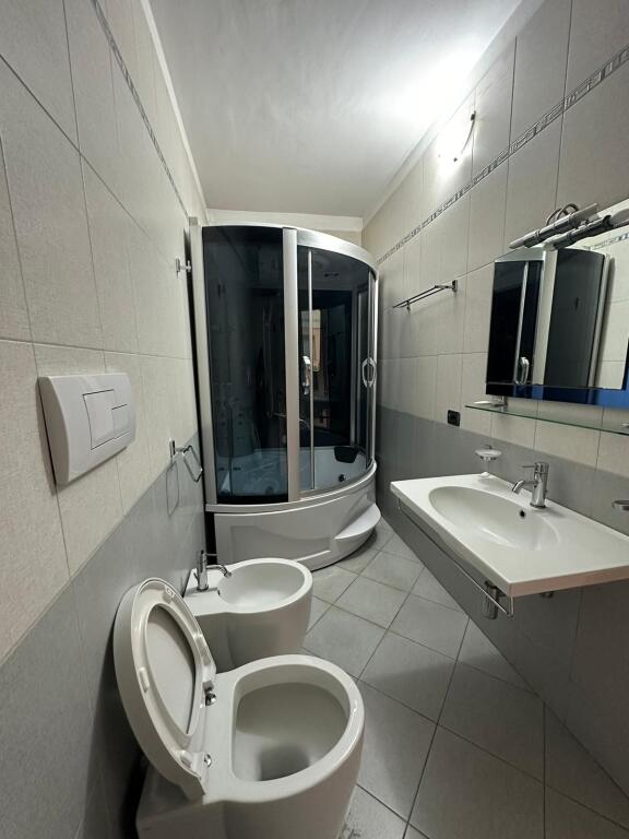 vendesi appartamento 3+1+2+Veranda palazzi Cabej 195000 euro