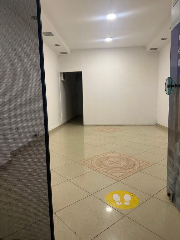 Negozio in affitto sulla strada principale, Scuola Ali Demi,🏷️55.000 Leke