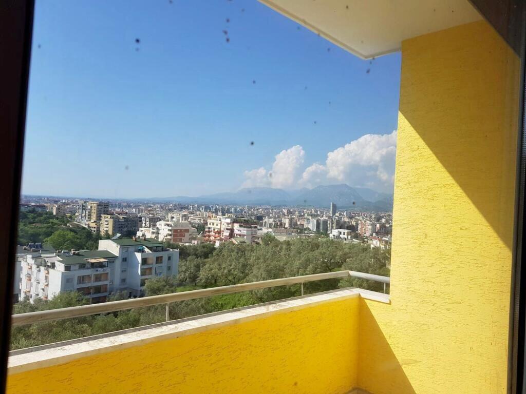 Shitet Apartament 3+1 në rrugën Peti
