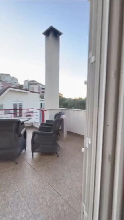 LIQENI THATE  Shesim super apartament 3+1+2+verande.