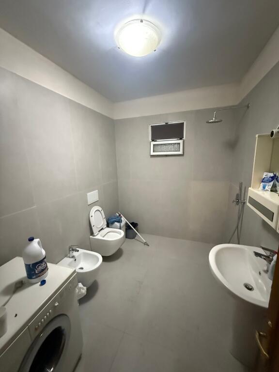 Apartament 2+1 me qera, ne zonen e Bllokut