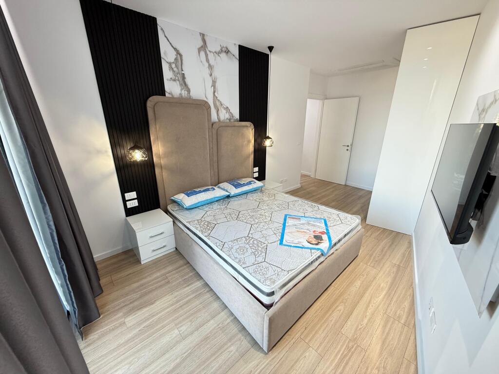 📣 QERA SUPER Apartament 2+1 Me Parking 📍 Lake View Residence , Liqeni Artificial ✨   🏢 Ndertim i Ri  🪜 Kati 1 (Me 2 Ashensor)  🛋️ Arreuar Ne Menyre Bashkekohore Me Arkitekt   💶 Cmimi 1.300 Euro