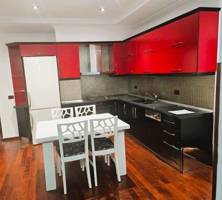 Tek rruga Kosoverave shitet apartamant 2+1+2!