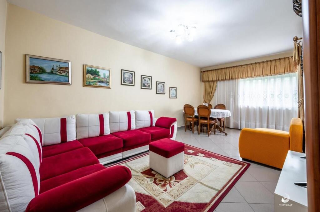 🏢Ne zonen e Myslym Shyrit,prane Karburant Kastratit  jepet me qera apartament,2+1,i mobiluar. 60,000Leke   