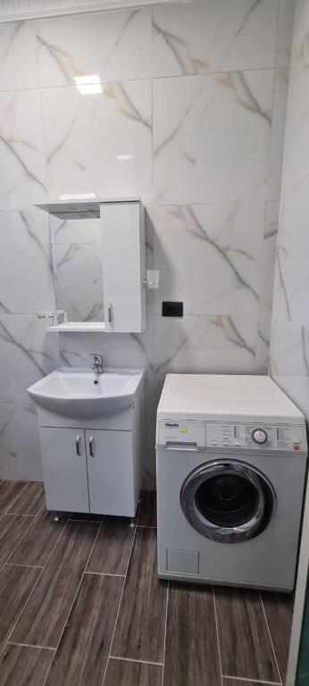 5 Maj - Jepet me Qira Apartament 1+1 - 350€!!!