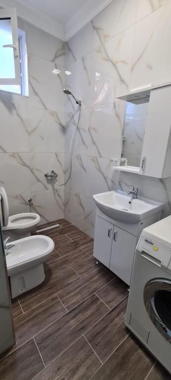 Ne zonen e 5 Majit,pas Concord Center  jepet me qera, ne katin e II-te te nje vile 1+1, e mobiluar 35,000Leke