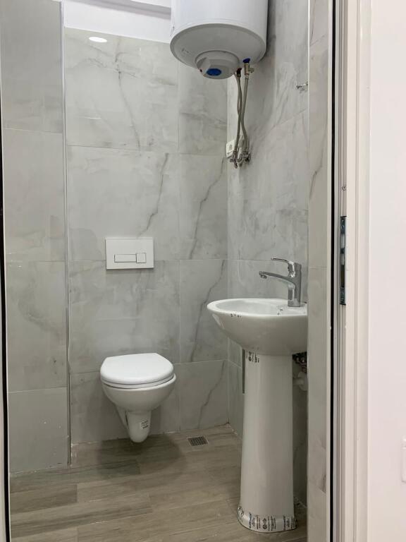 🏪 Shitet Dyqan buzë rruge – Laprakë 📍 Pallatet e Arabit