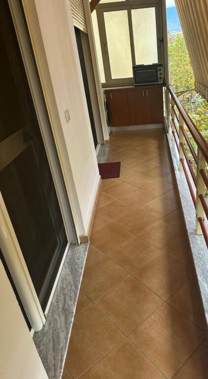 Jepet me qera apartament 2+1 tek bulevardi i ri