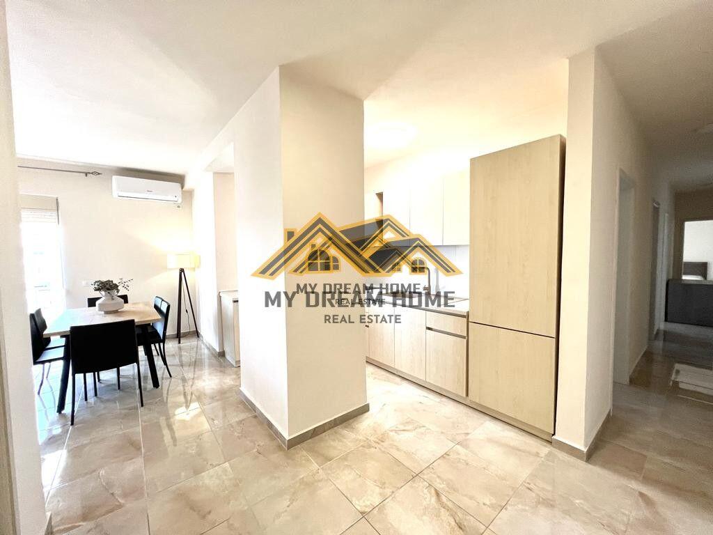 VENDESI SUPER APPARTAMENTO 3+1+2 VICINO AL EX DISTRETTO DI DURRES !!!