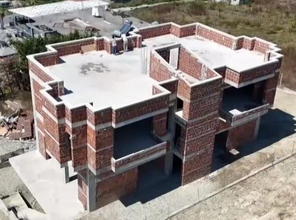 Villa su 3 piani in vendita – Baia di Lalzi