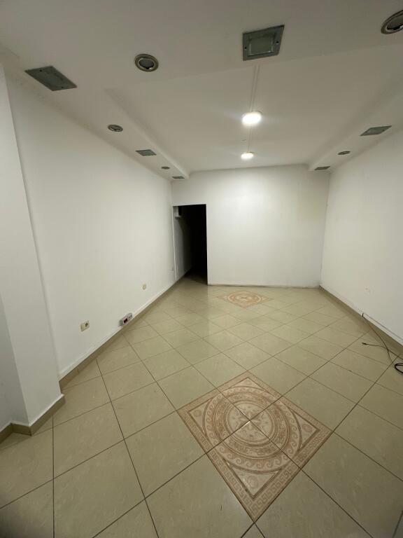 Negozio in affitto sulla strada principale, Scuola Ali Demi,🏷️55.000 Leke