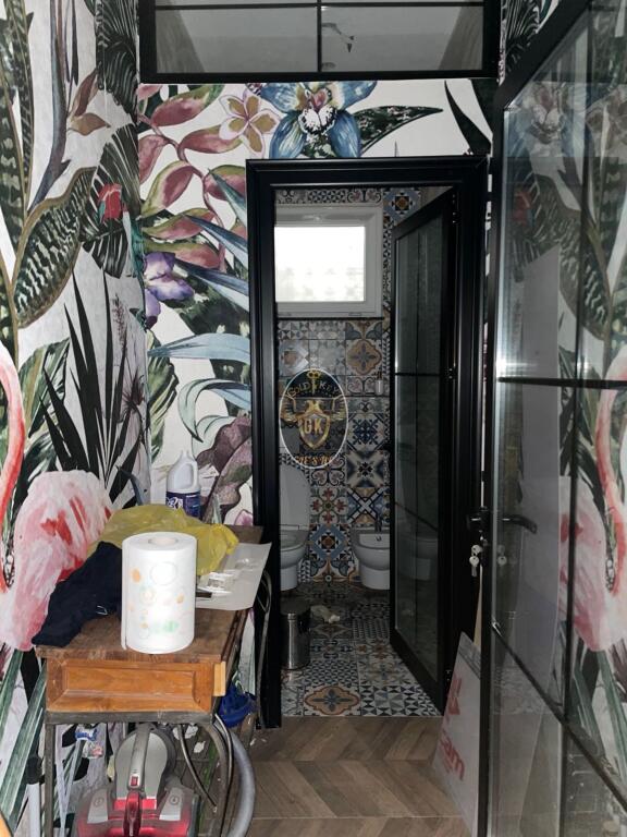 🏢 AMBIENTE ZYRE ME QERA – Pranë Blue Star Center, Durrës