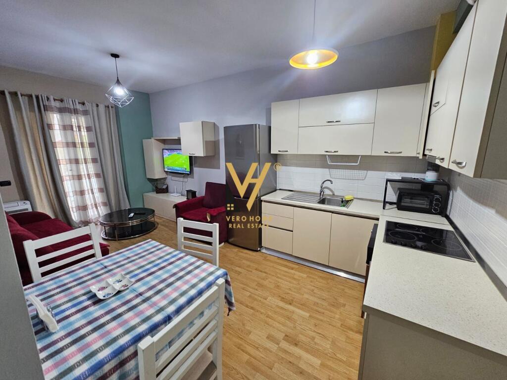 JEPET APARTAMENT 1+1+BLK ME QERA NE QENDER 950 EURO