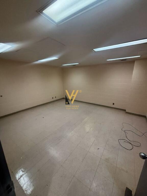 SHOP 30 M2 FOR RENT AT BRRYLI 50,000 LEKE