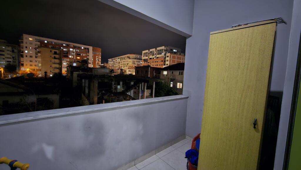 Apartament 1+1 me 2 Ballkone per Shitje , Astir