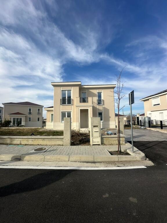 🏡 Vilë 3-Katëshe për Shitje – Collina Verde, pranë TEG