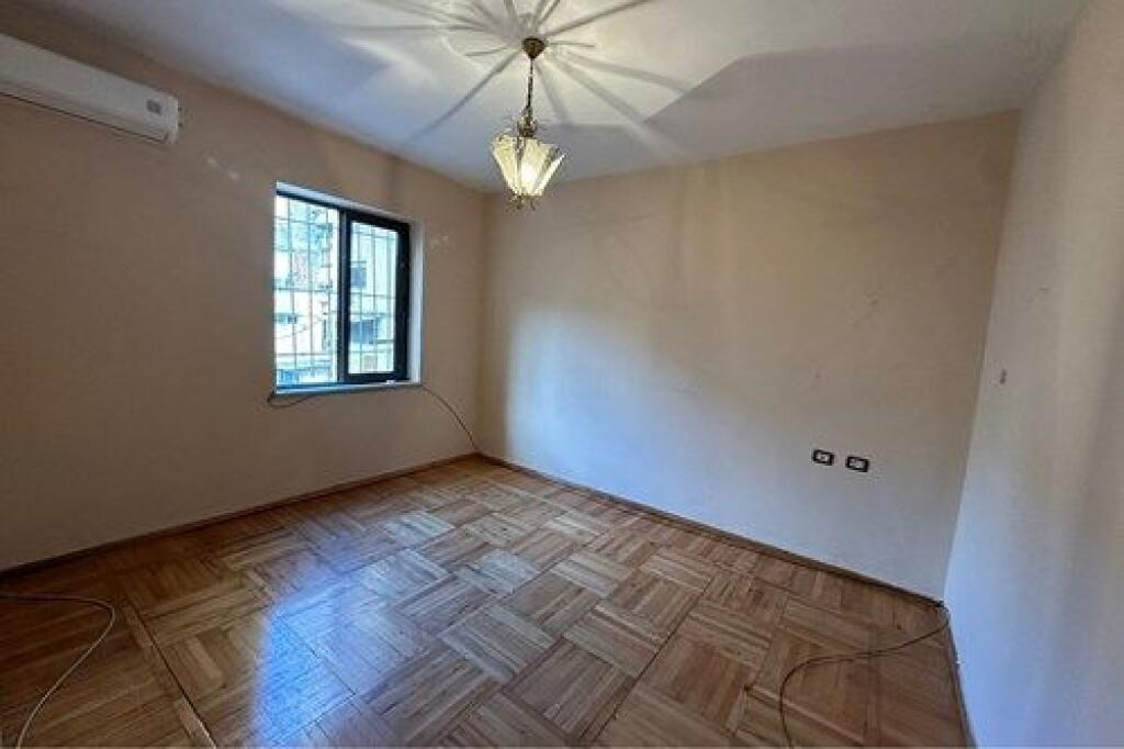 Shitet apartament ne rruge kryesore-Myslym Shyri