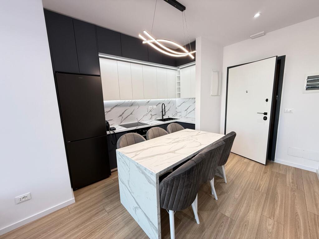 📣 QERA SUPER Apartament 2+1 Me Parking 📍 Lake View Residence , Liqeni Artificial ✨   🏢 Ndertim i Ri  🪜 Kati 1 (Me 2 Ashensor)  🛋️ Arreuar Ne Menyre Bashkekohore Me Arkitekt   💶 Cmimi 1.300 Euro