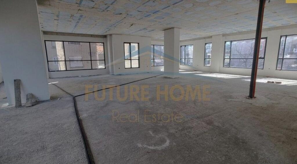 Qira, Ambient+2 Poste Parkimi, Rruga Hoxha Tahsim