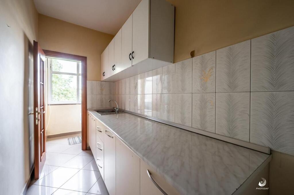 🏢Ne zonen e Myslym Shyrit,prane Karburant Kastratit  jepet me qera apartament,2+1,i mobiluar. 60,000Leke   