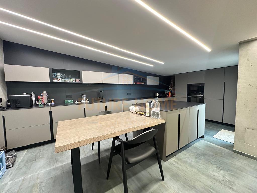Shitet, Penthouse 3+1+3+2 Poste Parkimi, Liqeni i Thate, Tirane.