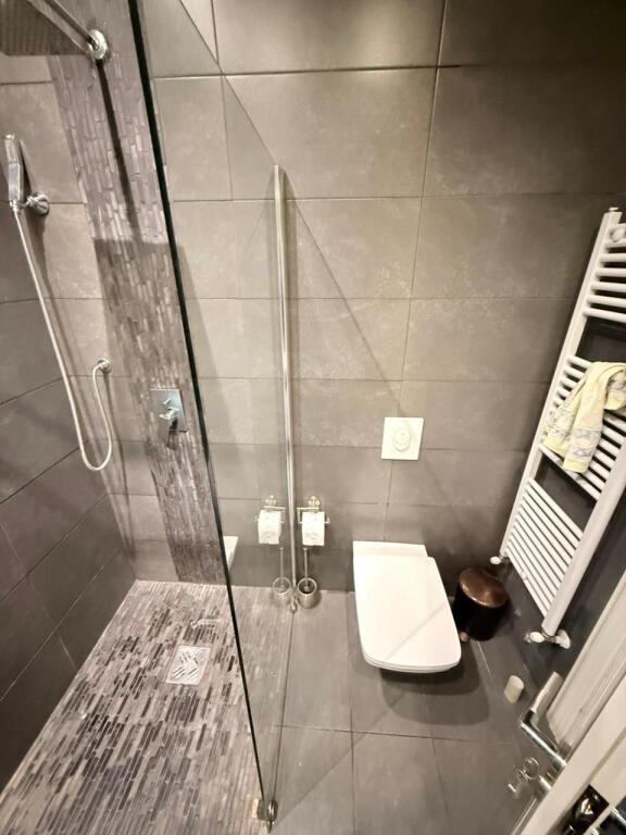 SHTEPI PRIVATE PER QERA TE GJIMNAZI PETRO NINI