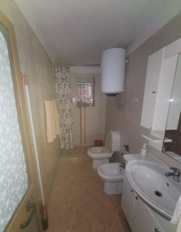 Shitet apartament 3+1, i pozicionuar në fillim të rrugës Myslym Shyri