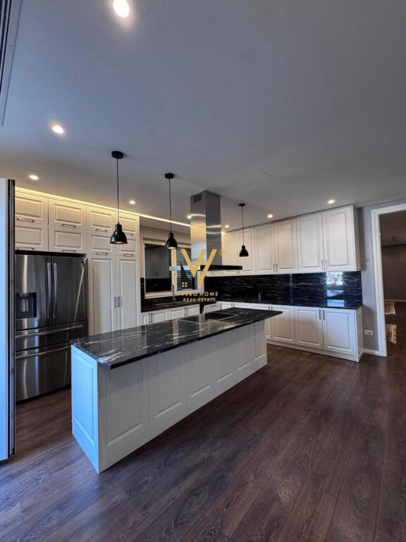 JEPET VILE LUKSOZE ME QIRA NE KOM.AKACIA HILLS, MJULL BATHORE 5.000 EURO